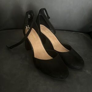 Rounded closed toe heels